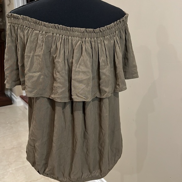 Express off the shoulder top - Picture 2 of 6